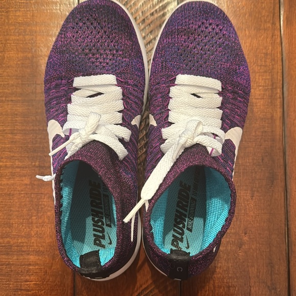 NIKE - Picture 4 of 8